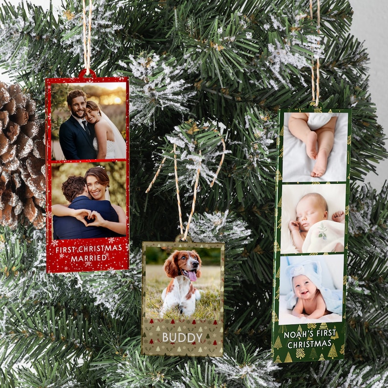 K&ouml;nnte beinhalten: Drei Weihnachtsbaumschmuck mit Fotos. Der erste Anh&auml;nger ist rot mit einem Foto eines Paares, dem Text "First Christmas Married". Der zweite Anh&auml;nger ist braun mit einem Foto eines Hundes und dem Text "Buddy". Der dritte Anh&auml;nger ist gr&uuml;n mit einem Foto eines Babys und dem Text "Noah's First Christmas".