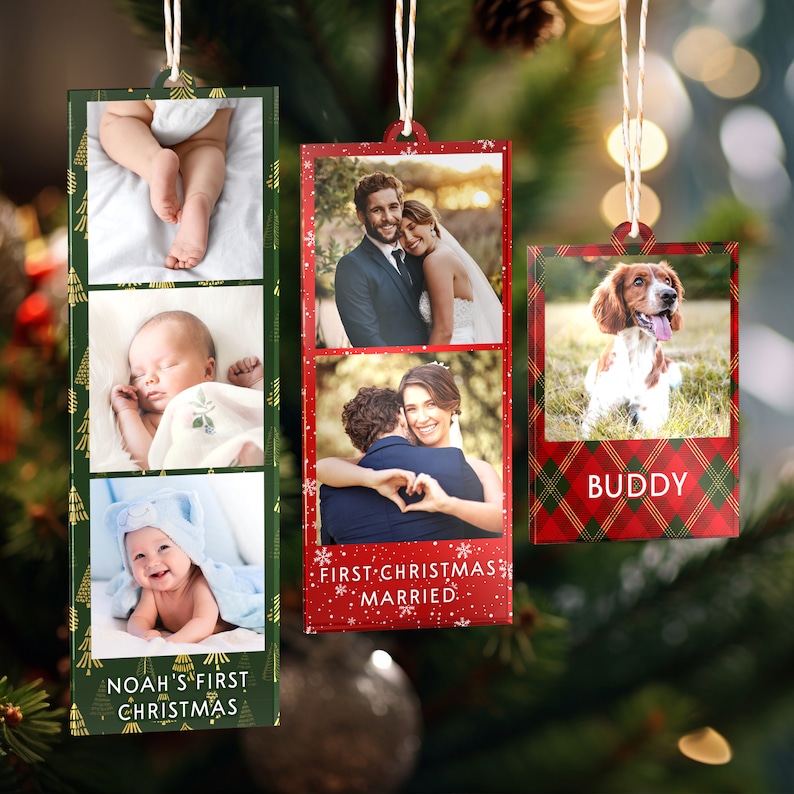 K&ouml;nnte beinhalten: Drei Weihnachtsbaumschmuck mit Fotos. Der erste Schmuck ist gr&uuml;n mit einem goldenen Muster und drei Fotos eines Babys. Der zweite Schmuck ist rot mit einem wei&szlig;en Schneeflockenmuster und zwei Fotos eines Paares. Der dritte Schmuck ist rot-gr&uuml;n kariert mit einem Foto eines Hundes und dem Wort "BUDDY".