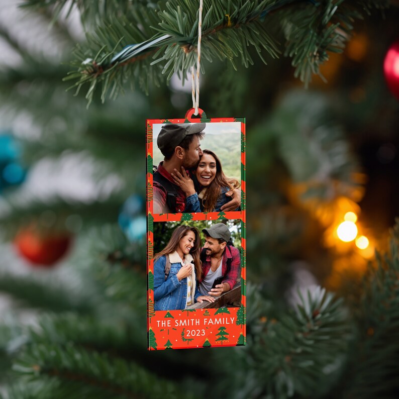 K&ouml;nnte beinhalten: Ein roter und gr&uuml;ner Weihnachtsanh&auml;nger mit zwei Fotos eines Paares. Der Anh&auml;nger tr&auml;gt den Text "THE SMITH FAMILY 2023" am unteren Rand.