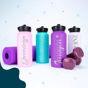 K&ouml;nnte beinhalten: Vier personalisierte Wasserflaschen mit silberner Beschriftung. Die Flaschen sind rosa, t&uuml;rkis, lila und wei&szlig;. Die Namen auf den Flaschen sind Gwendolyn, Jesse Washington, Imogen und Edward.