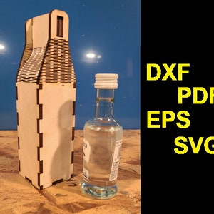 Könnte beinhalten: Eine Holzkiste mit einem Griff, die für eine kleine Flasche Likör gedacht ist. Die Kiste ist aus hellem Holz und hat eine natürliche Oberfläche. Die Flasche ist aus klarem Glas und teilweise mit einer klaren Flüssigkeit gefüllt.