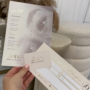 Könnte beinhalten: Eine Preisliste und eine Geschenkkarte für OBG Bespoke Lash & Brow Specialist. Die Preisliste enthält Wimpernverlängerungen und Augenbrauenservices. Die Geschenkkarte hat Platz für einen Empfänger und einen QR-Code.