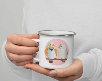 Joli mug émaillé coloré avec un couple d'oiseaux amoureux, idée cadeau unique pour la St Valentin, fond rose