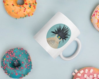 Mug coloré avec un oiseau ébouriffé pour cadeau original et rigolo, dessin stylisé color block