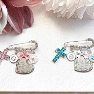 Pin personalizado de plata y diamantes de imitación con una inicial de letra plateada, acentos y un corazón del Salmo 46: 5, regalo de bebé/celebración: rosa, azul o blanco
