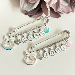 Personalisierte Baby Silber & Strass Anstecknadel mit 4 Buchstaben Namen in Silber Buchstaben und Akzent Charms, Baby und Fest Geschenk - Blau oder Rosa