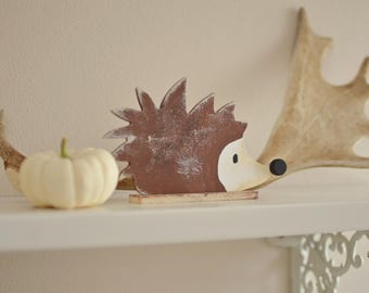 Holzigel, Herbstdeko fürs Regal, Niedliches Herbsttier aus Holz, Herbstdeko aus Holz, handbemalter Holzigel, natürliche Herbstdeko