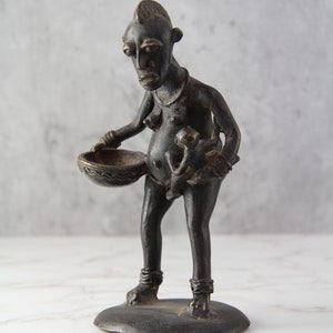 Bronze Anthropomorphic figure, Bronze Sculpture of a mother  with a baby. Mali, Africa. Ethnic, tribal, ancient statue ,  shelf Décor