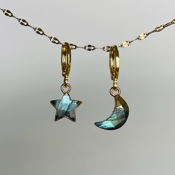 Pendientes de labradorita celestial chapados en oro: delicados aros asimétricos con forma de luna y estrella con piedras brillantes