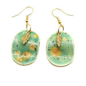 Handgefertigte ovale Ohrringe aus grüner und goldener Keramik, handgefertigter Schmuck, Steingut, leichte Ohrringe, Geschenk für Frauen, handgefertigte Ohrringe