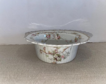 Ramekin de porcelana vintage con motivos florales y espirales doradas sin marcar