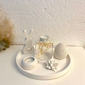 Clean Easter-minimalist Easter tray with Easter bunny, Easter egg and glass tealight holder with dried flowers