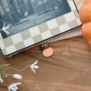 Kindle Charm: Pumpkin & Flower Dust Plug - Bookish Gift
