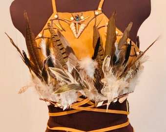Top corto con lazo cruzado de plumas y conchas marinas hecho a mano personalizado