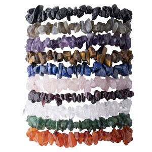 Pode incluir: Uma pilha de 12 pulseiras feitas com várias pedras semipreciosas, incluindo preto, cinza, roxo, marrom, azul, rosa, vermelho, branco, verde e laranja. Cada pulseira é feita com pequenas lascas de pedra irregulares.