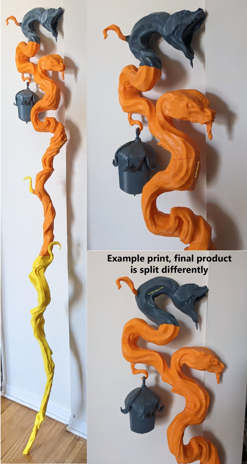 Puede incluir: Un modelo impreso en 3D de una serpiente con una campana en la cola. La serpiente est&aacute; impresa en naranja y gris y se divide en varias piezas para la impresi&oacute;n. El texto "Ejemplo de impresi&oacute;n, el producto final se divide de forma diferente" es visible en la imagen.