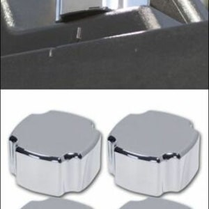 Peut inclure: Quatre boutons décoratifs de forme carrée, de couleur argentée, avec des bords arrondis et un motif décoratif en relief. Les boutons sont en métal et ont une finition polie.