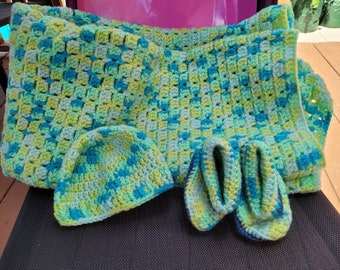 Crochet baby blanket, booties and hat