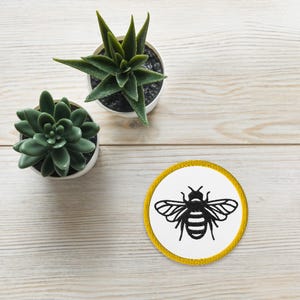 Parche bordado de abejorro pequeño