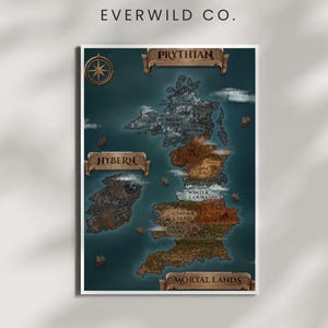 Puede incluir: Una impresión enmarcada de un mapa con los textos "PRYTHIAN", "HYBERN" y "MORTAL LANDS". El mapa presenta varias regiones y cortes, con una rosa de los vientos en la esquina superior izquierda. El fondo es de color verde azulado.