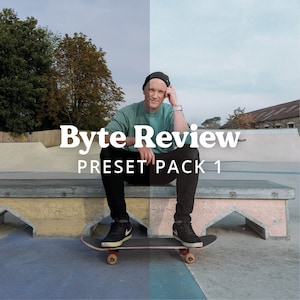 Pode incluir: Uma pessoa sentada em um skate em um parque de skate, vestindo uma camisa verde, calças pretas e um gorro preto. O skate está no chão. O texto "Byte Review PRESET PACK 1" é exibido em branco.
