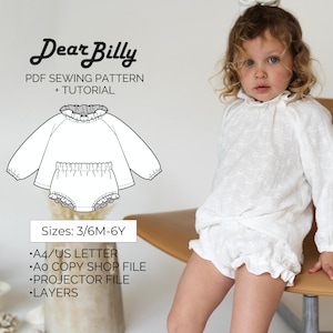 Op de afbeelding: Een PDF-naai-patroon voor een baby romper met een gerimpelde halslijn en shorts. Het patroon omvat maten 3/6M-6Y en wordt geleverd met een tutorial. Het patroon is beschikbaar in A4/US Letter, AO Copy Shop File, Projector File en Layers.