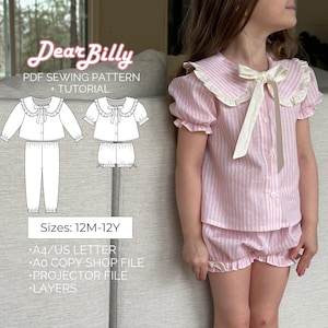 Puede incluir: Un patrón de costura PDF para un pijama a rayas rosa y blanco con cuello de volantes y lazo. El patrón incluye tallas de 12 meses a 12 años y viene con un tutorial. El patrón está disponible en formatos A4, A0 y archivo de proyector.