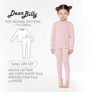 Op de afbeelding: Een jong meisje draagt een lichtroze geribbelde top met lange mouwen en een bijpassende legging. De afbeelding bevat ook een PDF-naaipatroon met de tekst "Dear Billy" en "PDF Sewing Pattern + Tutorial". Het patroon bevat maten 12M-12Y.