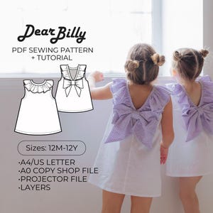 Könnte beinhalten: Zwei junge Mädchen in weißen Kleidern mit großen, hellvioletten Vichy-Schleifen auf dem Rücken. Das Bild zeigt auch ein Schnittmuster mit dem Text "Dear Billy" und Details zum Muster, einschließlich der Größen 12M-12Y.