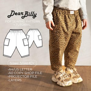 Può includere: Un bambino indossa pantaloni con stampa leopardata e scarpe da ginnastica beige. L'immagine presenta anche un disegno a tratto dei pantaloni e il testo "Dear Billy PDF Sewing Pattern + Tutorial". Le taglie del modello sono 3/6M-10Y.