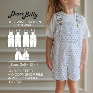Può includere: Una bambina indossa una salopette a fantasia blu e bianca sopra una maglietta bianca. La salopette ha una tasca e spalline regolabili. L'immagine mostra anche un modello di cucito con il testo "Dear Billy" e "PDF Sewing Pattern + Tutorial". Taglie: 3/6M-10Y.