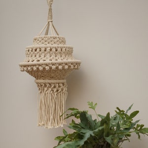 Macrame Lamp Shade. Boho White Lampshade Decor, Macrame Chandelier. Bohemian Hanging Ornamental Piece. Lampenschirm Makramee