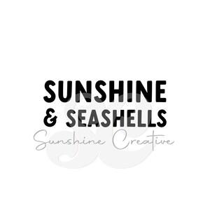 以下が含まれることがあります： 「Sunshine & Seashells」という黒と白のテキストグラフィックで、その下に「Sunshine Creative」という文字がより小さなフォントで書かれています。