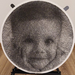 Spersonalizowany portret wykonany techniką string art. Portret na zamówienie. Portret ze zdjęcia. Unikalny portret. Portret wykonany nicią. Prezent świąteczny. Miłość.