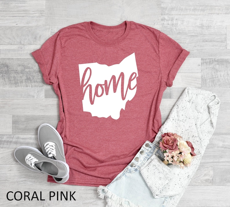 K&ouml;nnte beinhalten: Korallenrosa T-Shirt mit einer wei&szlig;en Umrandung des Bundesstaates Ohio und dem Wort "home" innerhalb der Umrandung.