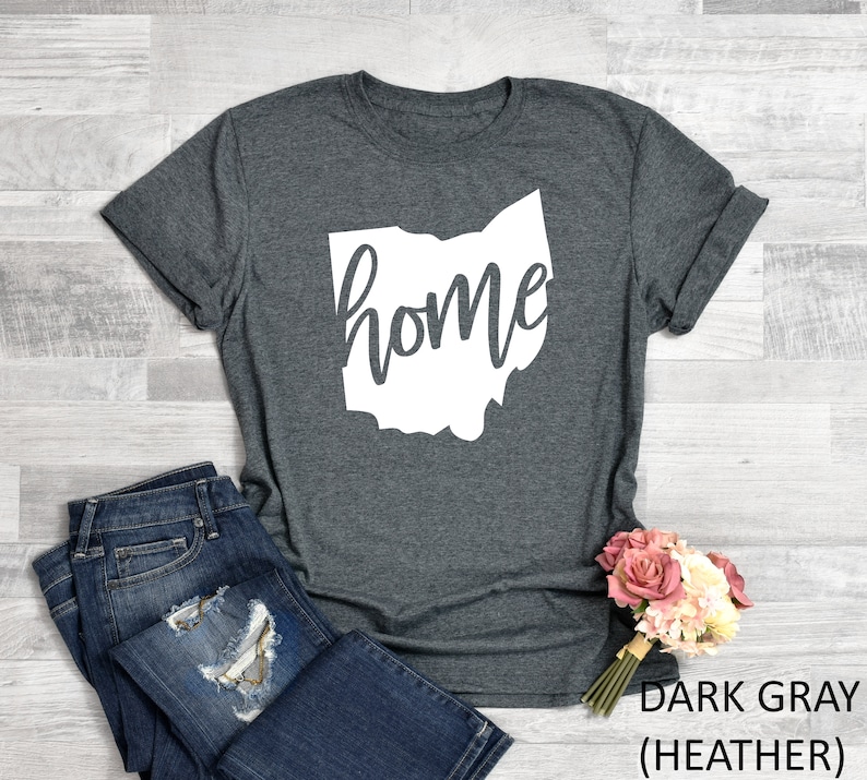 K&ouml;nnte beinhalten: Dunkelgraues T-Shirt mit einem wei&szlig;en Umriss des Bundesstaates Ohio und dem Wort "home" innerhalb des Umrisses.