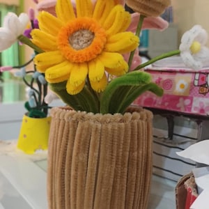 Handgjort blomsterarrangemang med fuzzy wire-stjälk