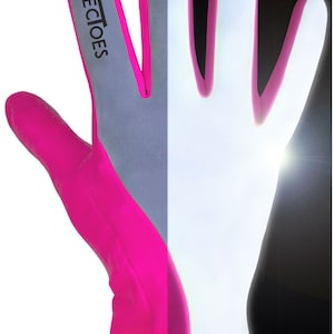 Puede incluir: Un par de guantes reflectantes de color rosa y gris con la palabra "REFLECTOES" impresa en la parte posterior del guante izquierdo.