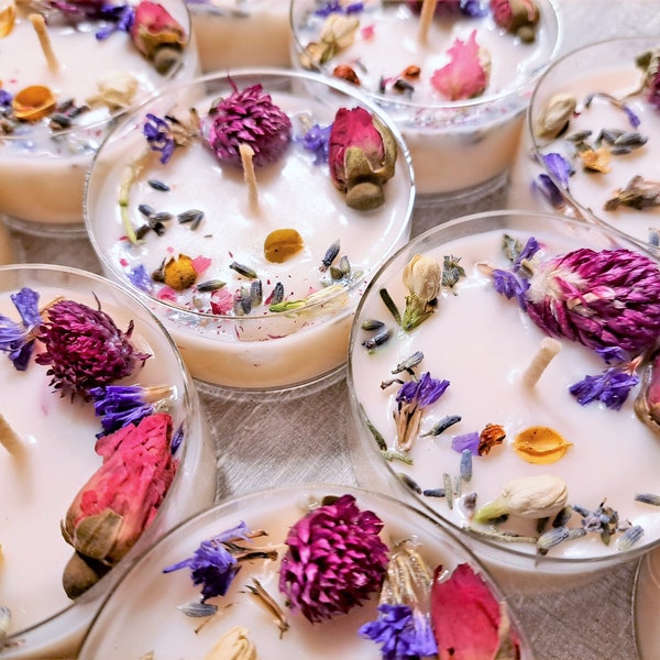Handgefertigte Teelichtkerzen mit echten getrockneten Blumen, Wildblumen-Thema als Gastgeschenke für Hochzeiten, vegane Partygeschenke mit Vanilleduft, rote Rosen