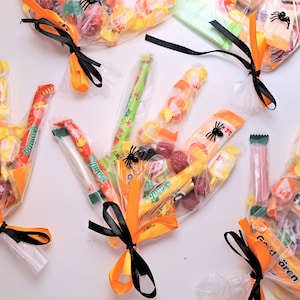 Halloween Candy Filled Gloves, Trick or Treat Bags for Kids, Spooky Gift for Children, Creative Party Sweets Snacks Wrappers, Gummy Lollipop