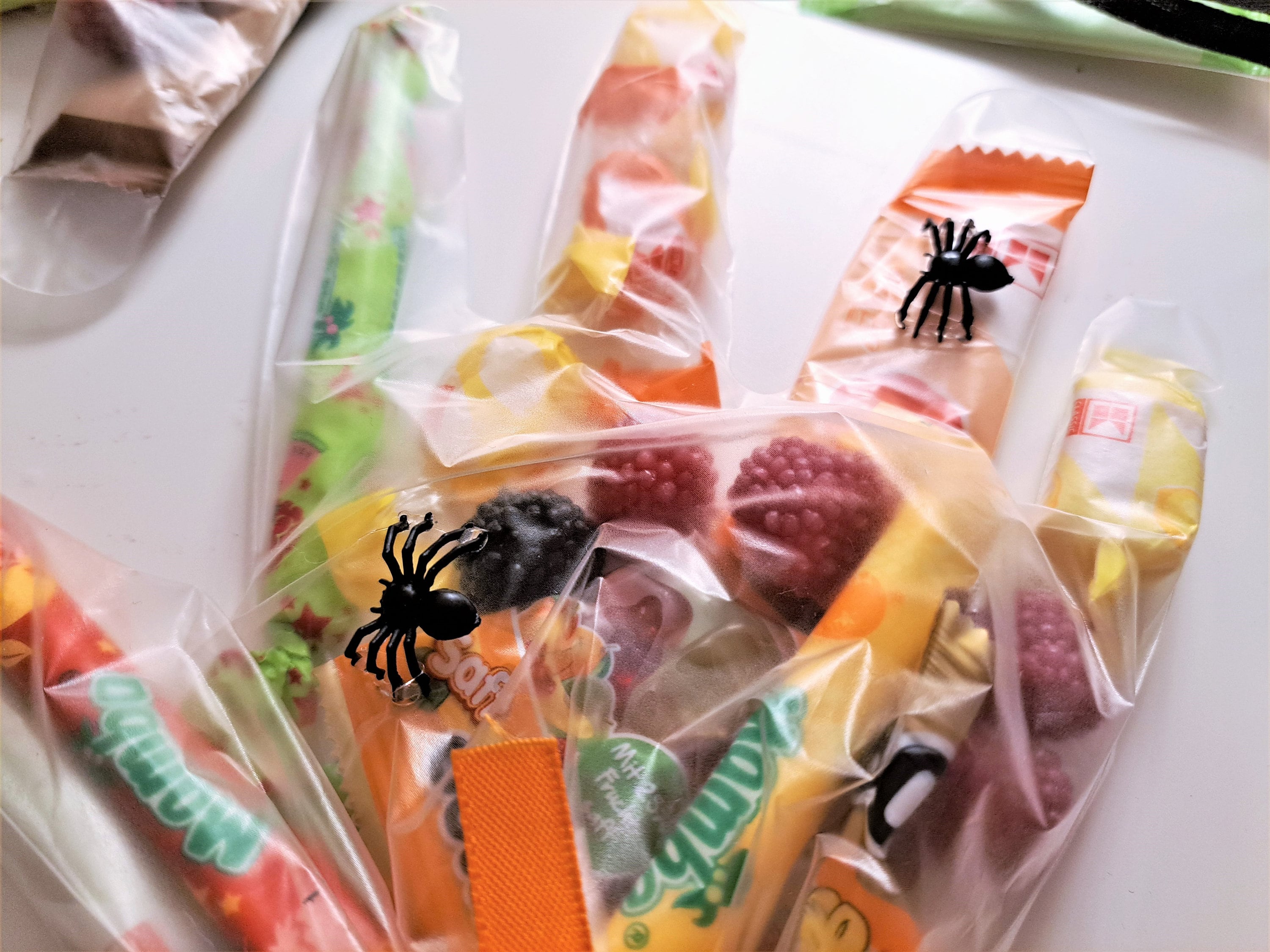Mit Halloween-Sigkeiten gefllte Handschuhe, Ses oder Saures-Taschen  fr Kinder, gruseliges Geschenk fr Kinder, kreative Party-Sigkeiten-Snacks-Verpackungen,  gummiartiger Lutscher - Etsy.de