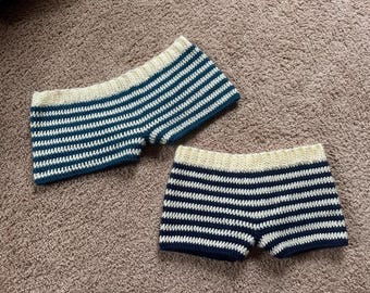 Randiga virkade minishorts med midjeband, handgjorda