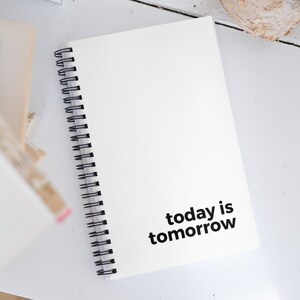 Oggi è domani - Taccuino a spirale bianca / Diario vuoto / 140 pagine punteggiate