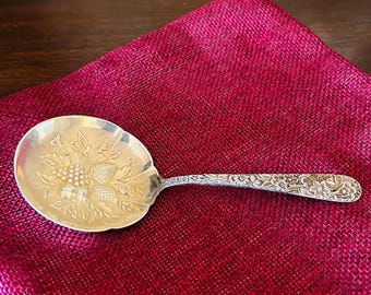 S.Kirk & Son ボンボンスプーン スターリングシルバー　ビンテージ S. Kirk & Son Repousse Sterling Silver Bon Bon / Berry Spoon 7.5