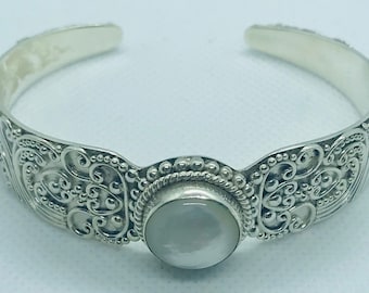Silver Suarti Bali Oyster Shell 7” On The Outside, 6" Inside Vintage Cuff Bracelet