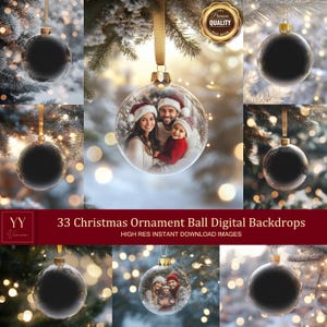 Op de afbeelding: 33 digitale kerstbalachtergronden met een familiefoto in een van de ballen. De ballen hangen aan een tak met twinkelende lichtjes op de achtergrond.
