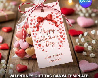 Könnte beinhalten: Ein Valentinstags-Geschenkanhänger mit roter Schleife und dem Text "Happy Valentine's Day". Der Anhänger ist mit rot-weißem Bindfaden an einem Beutel mit herzförmigen Süßigkeiten befestigt. Der Text "your friend, Jennifer" ist ebenfalls enthalten.