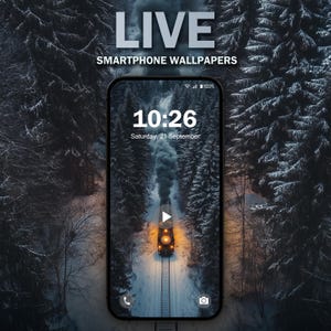Puede incluir: Un smartphone muestra un fondo de pantalla en vivo de un tren que viaja por un bosque nevado. La hora es 10:26 el sábado 21 de septiembre. La pantalla del teléfono muestra un paisaje invernal con un tren humeante.