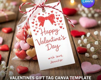 Könnte beinhalten: Ein klarer Zellophanbeutel, gefüllt mit herzförmigen Süßigkeiten, gebunden mit rot-weißem Bindfaden. Ein weißes Etikett mit "Happy Valentine's Day" und einer roten Schleife ist angebracht. Der Hintergrund zeigt Herzen.