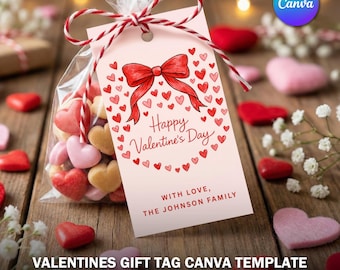 Könnte beinhalten: Ein Valentinstag-Geschenkanhänger mit roter Schleife und Herzillustrationen. Der Anhänger trägt die Aufschrift "Happy Valentine's Day" und "With love, The Johnson Family". Der Anhänger ist an einem Beutel mit herzförmigen Süßigkeiten befestigt.